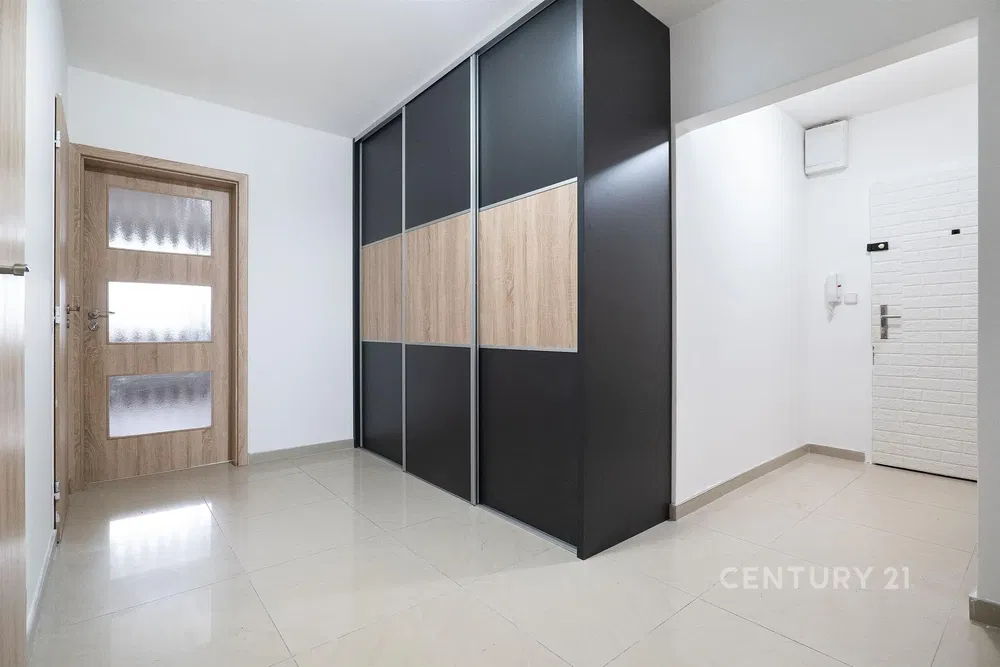 Garderobe; fliesenboden, renoviert