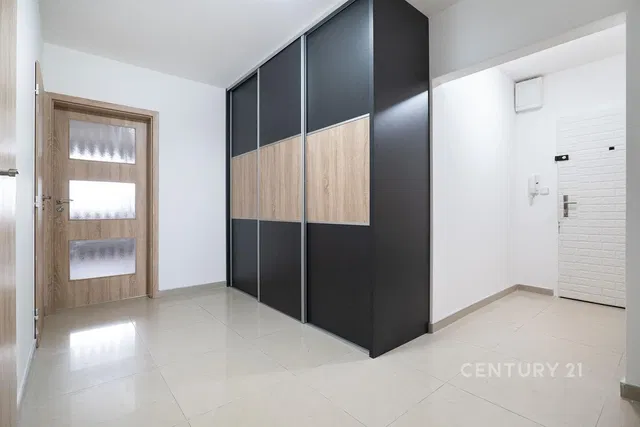 Garderobe; fliesenboden, renoviert