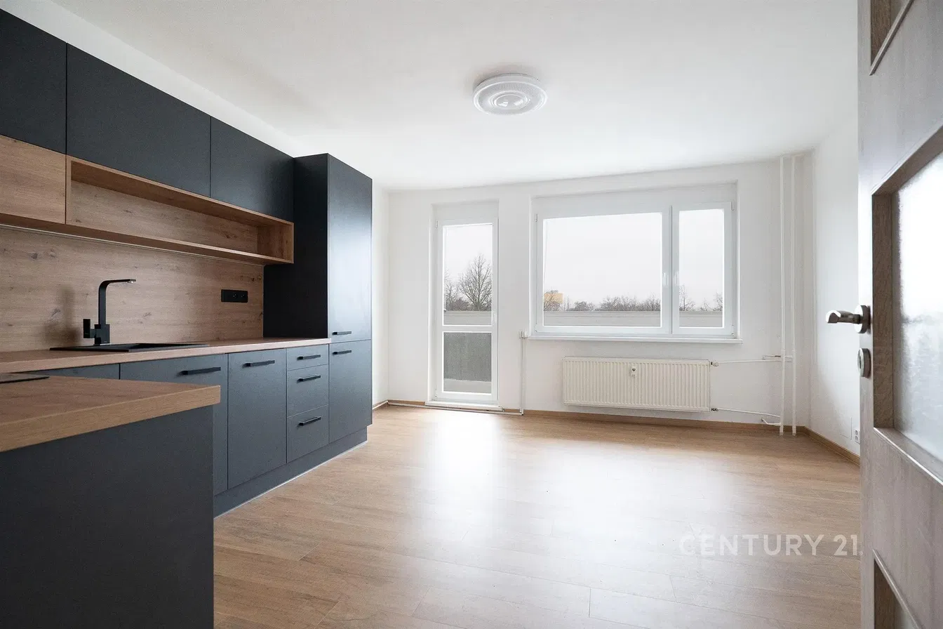 Küche; blick, holzboden, renoviert, tageslicht