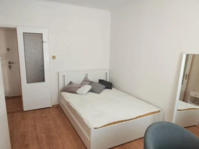 Schlafzimmer; holzboden, tageslicht