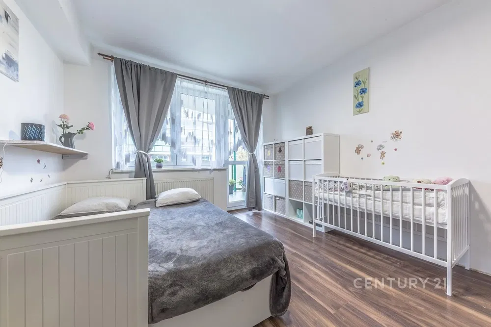 Yatak odası; doğal ışık, ahşap zemin