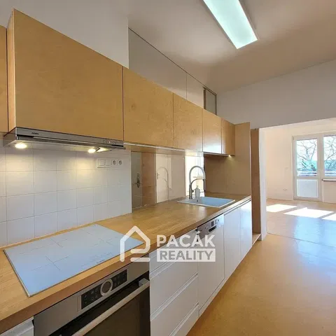 Cucina; elettrodomestici, luce naturale, stile moderno