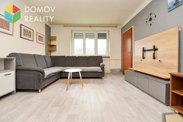 Woonkamer; moderne stijl, houten vloer, natuurlijk licht