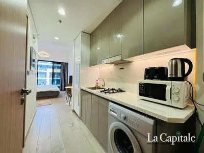 Kuhinja; kuhinjski aparati, prirodno svjetlo, moderni stil