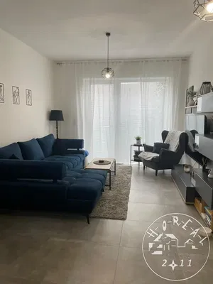 Wohnzimmer; fliesenboden, tageslicht, moderner stil