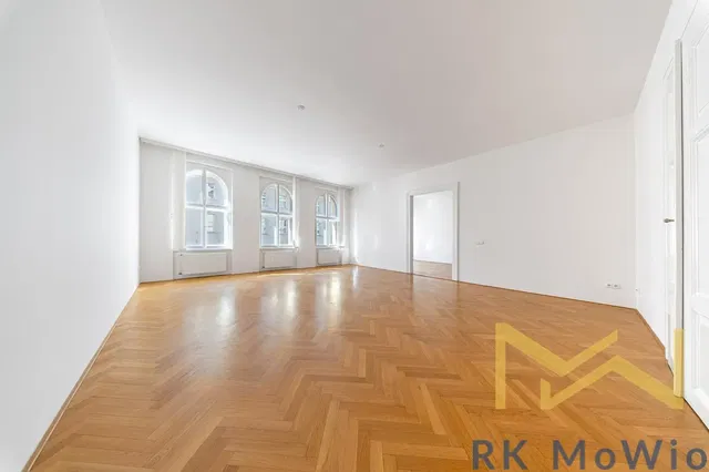 Wohnzimmer; holzboden, tageslicht, renoviert