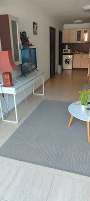 Σαλόνι; πλακάκια, φυσικό φως