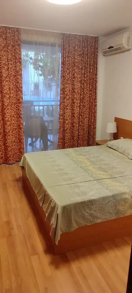 Υπνοδωμάτιο; ξύλινο πάτωμα, φυσικό φως