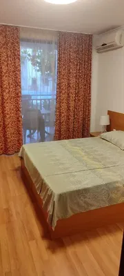 Υπνοδωμάτιο; ξύλινο πάτωμα, φυσικό φως