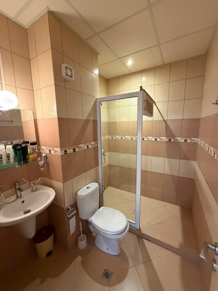 Μπάνιο; πλακάκια, φυσικό φως