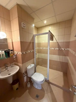 Μπάνιο; πλακάκια, φυσικό φως