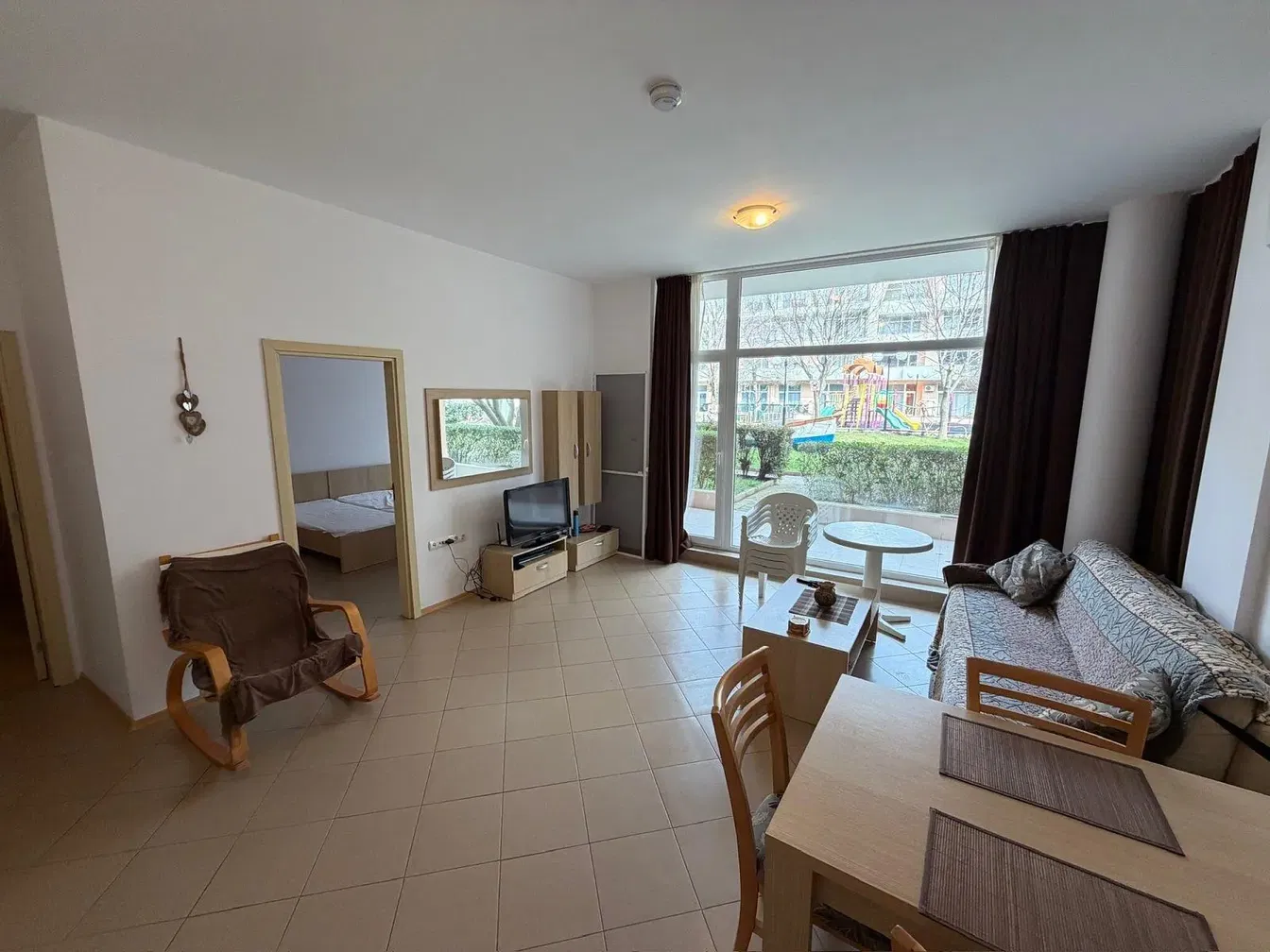 Σαλόνι; πλακάκια, θέα, φυσικό φως