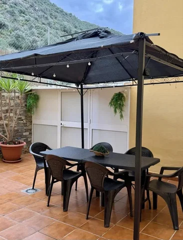 Terras; tegelvloer, natuurlijk licht