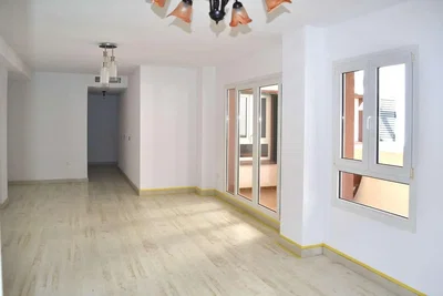 Oturma odası; doğal ışık, fayans zemin, tadilatlı