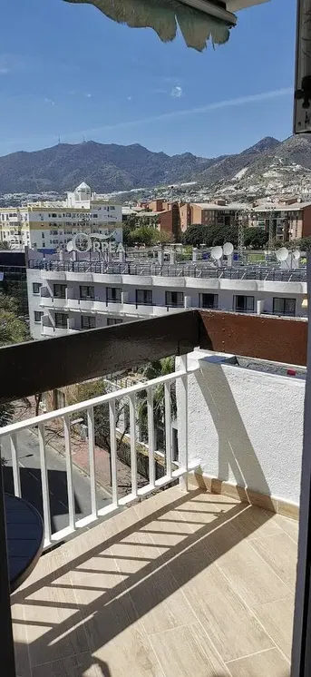 Balkon; manzara, fayans zemin, doğal ışık
