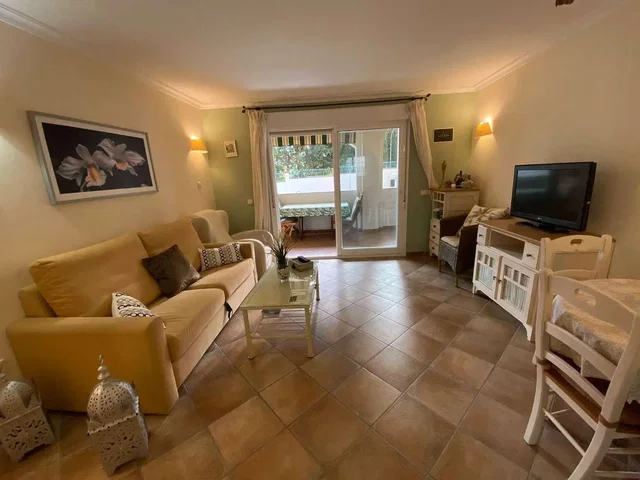 Soggiorno; pavimento in piastrelle, luce naturale, stile moderno, vista