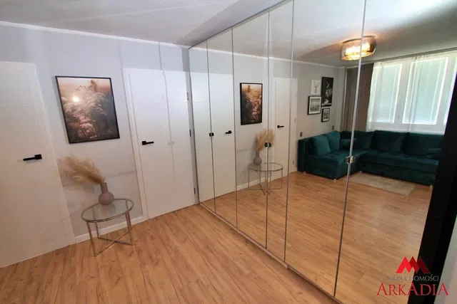 Salon; style moderne, parquet, lumière naturelle