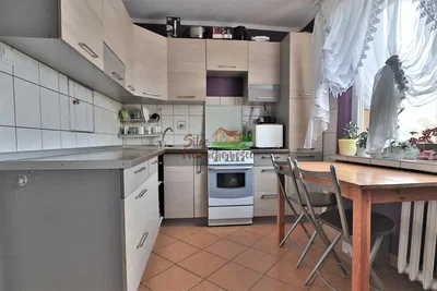 Mutfak; mutfak aletleri, fayans zemin, doğal ışık