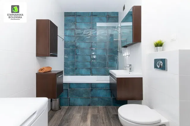 Salle de bain; carrelage, rénové, lumière naturelle, style moderne