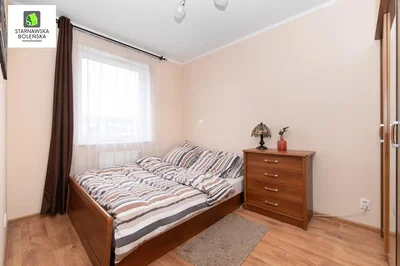 Schlafzimmer; holzboden, tageslicht