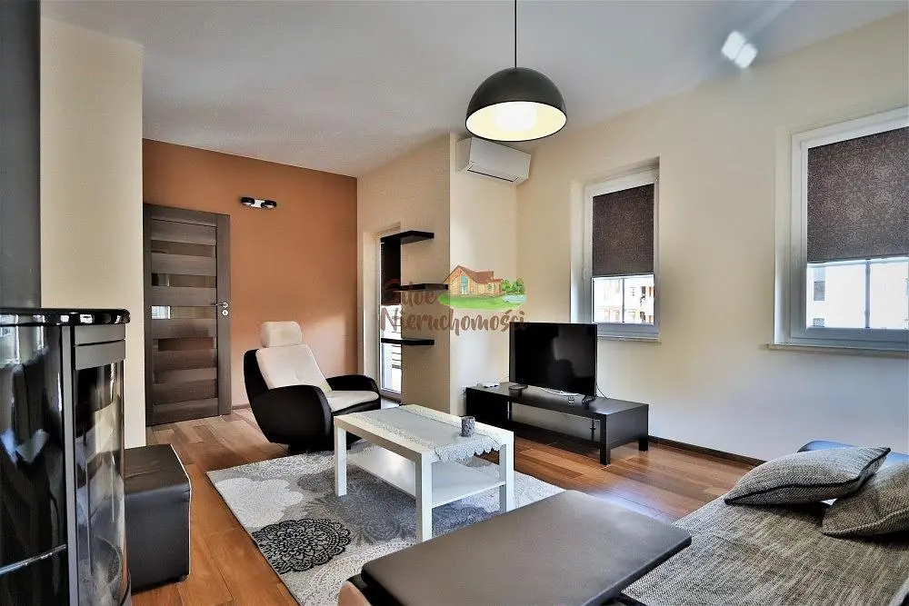 Oturma odası; ahşap zemin, doğal ışık, modern stil