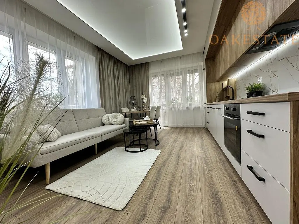 Mutfak; manzara, mutfak aletleri, ahşap zemin, doğal ışık, modern stil