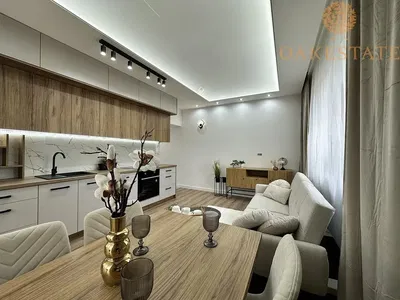 Oturma odası; modern stil, doğal ışık, ahşap zemin