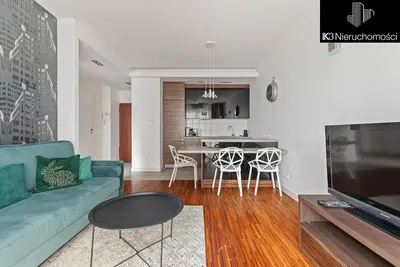 Oturma odası; manzara, ahşap zemin, doğal ışık, modern stil