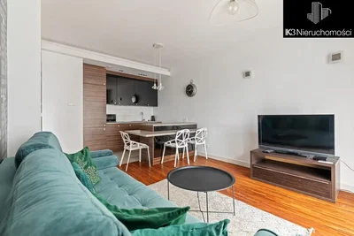 Oturma odası; ahşap zemin, doğal ışık, modern stil