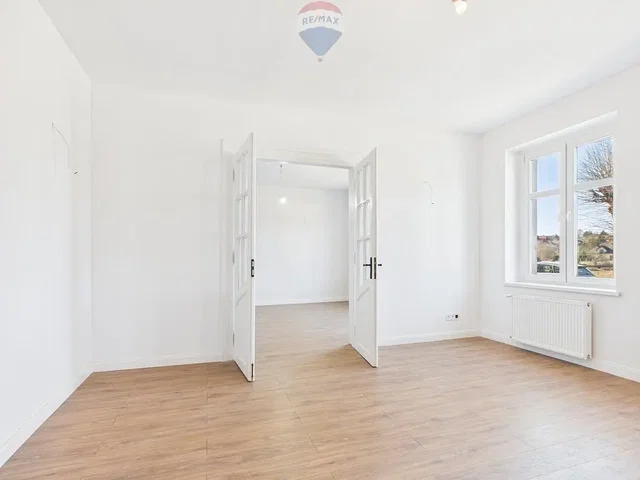 Wohnzimmer; blick, holzboden, tageslicht