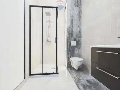 Salle de bain; carrelage, rénové, lumière naturelle, style moderne