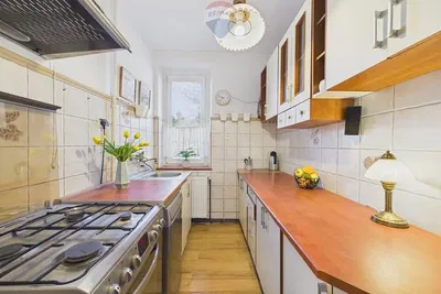 Kuhinja; kuhinjski aparati, prirodno svjetlo, moderni stil