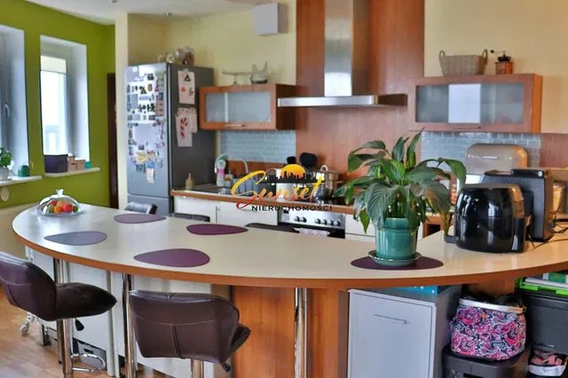 Kuchnia; sprzęt kuchenny, światło dzienne, styl nowoczesny