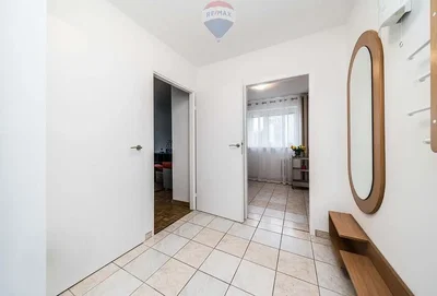 Garderobe; fliesenboden, tageslicht