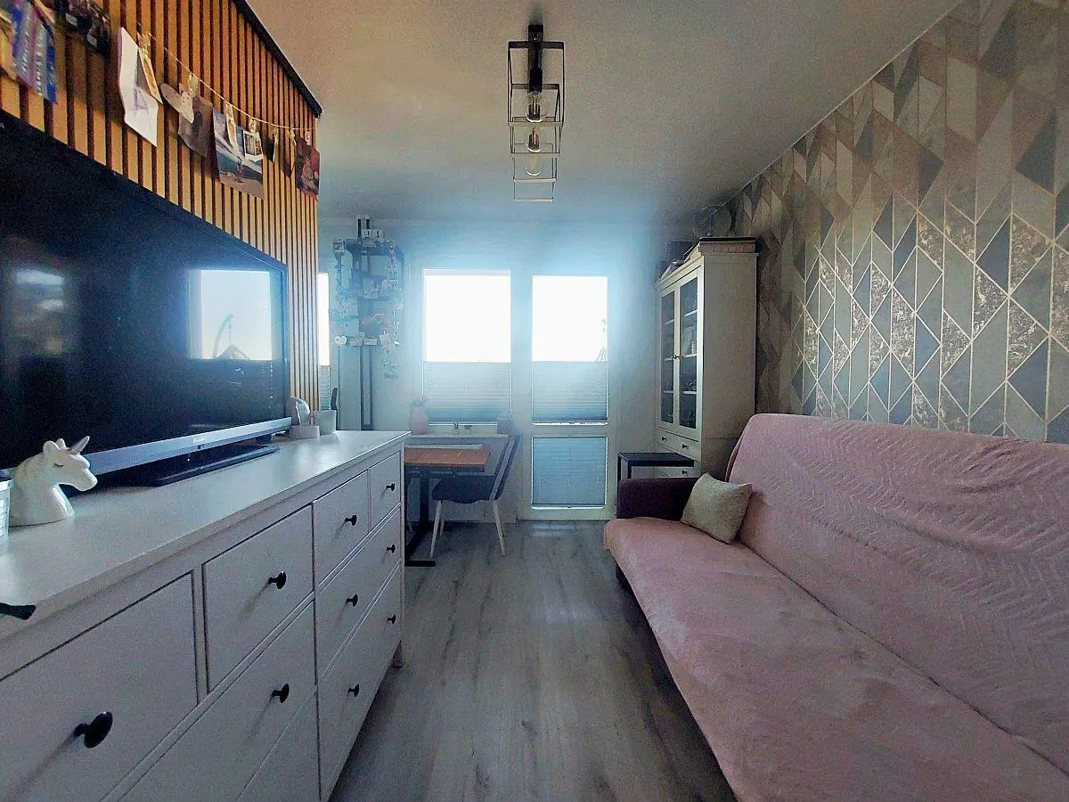 Oturma odası; doğal ışık, ahşap zemin