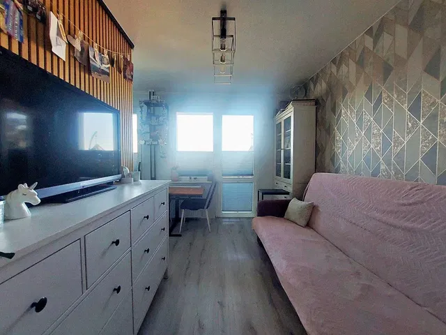 Obývací pokoj; přirozené světlo, dřevěná podlaha