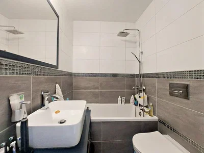 Banyo; fayans zemin, doğal ışık, tadilatlı