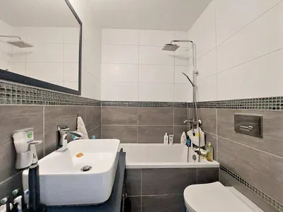 Banyo; fayans zemin, tadilatlı, doğal ışık, modern stil