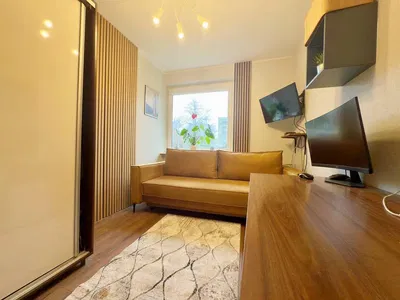 Obývací pokoj; dřevěná podlaha, moderní styl, přirozené světlo