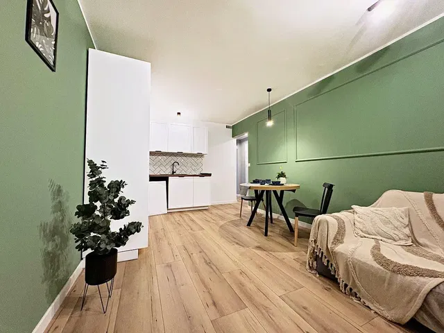 Obývací pokoj; dřevěná podlaha, přirozené světlo, moderní styl