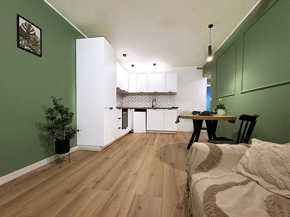 Mutfak; ahşap zemin, doğal ışık, modern stil