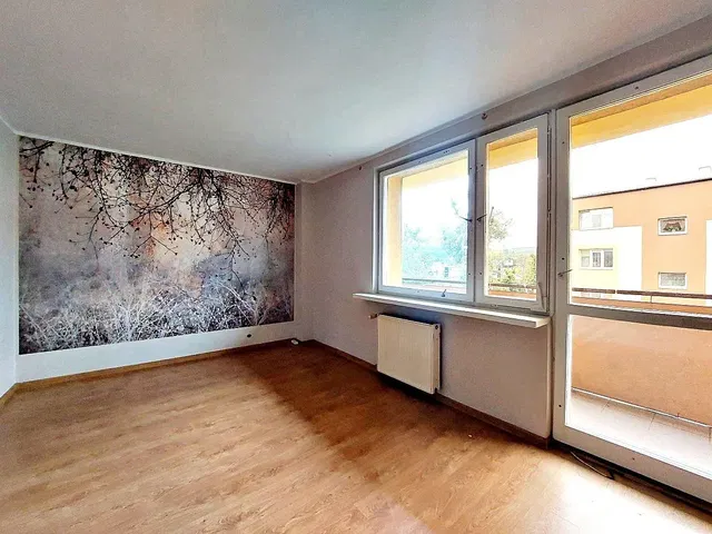 Ložnice; dřevěná podlaha, přirozené světlo, výhled