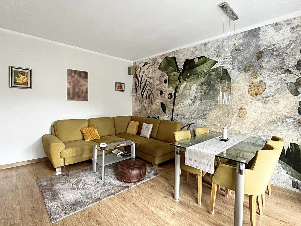 Salon; parquet, lumière naturelle, style moderne
