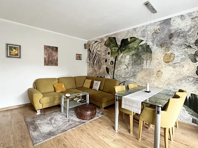 Sala de estar; chão de madeira, luz natural, estilo moderno