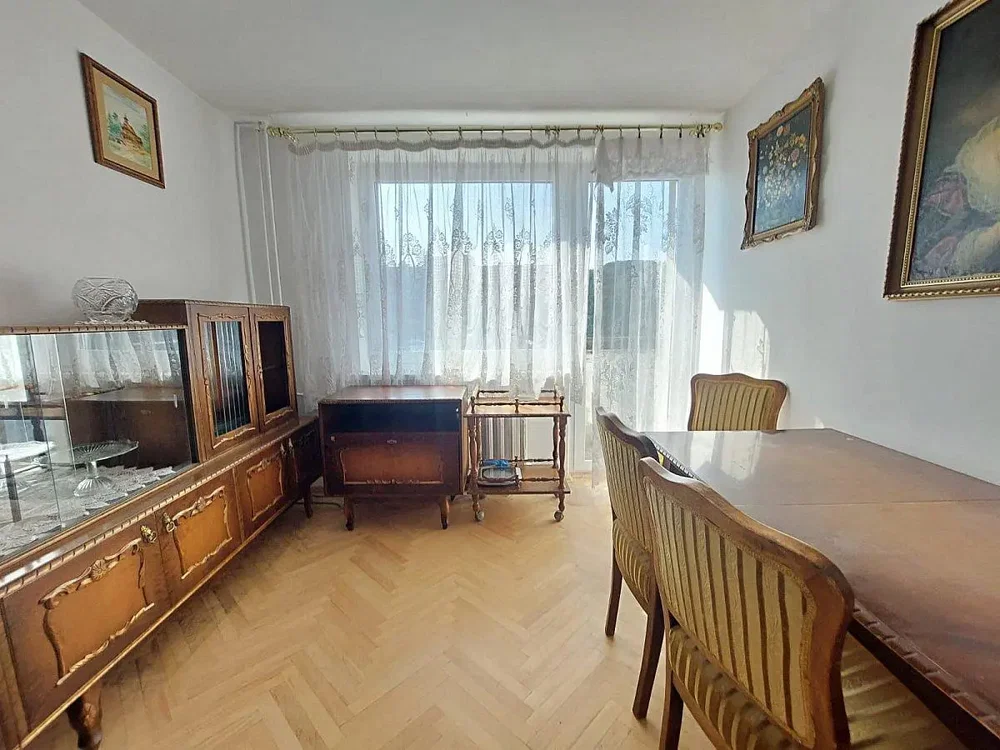 Salon; parquet, style rustique, lumière naturelle