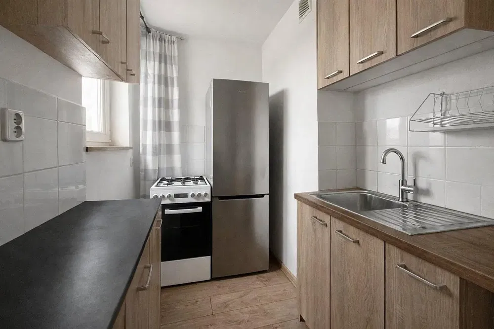 Cuisine; électroménager, carrelage, lumière naturelle