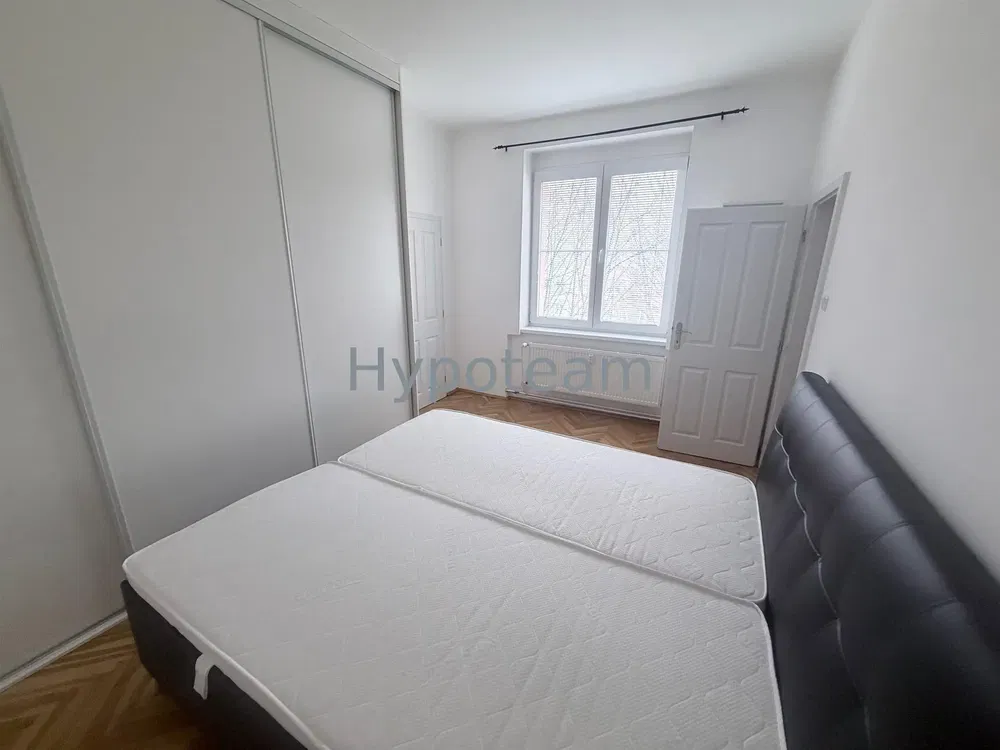 Yatak odası; ahşap zemin, doğal ışık, modern stil