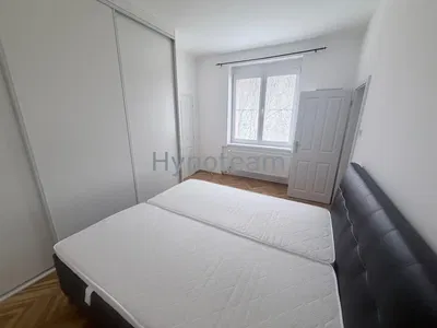 Yatak odası; ahşap zemin, doğal ışık, modern stil