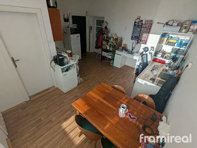 Kuhinja; drveni pod, prirodno svjetlo