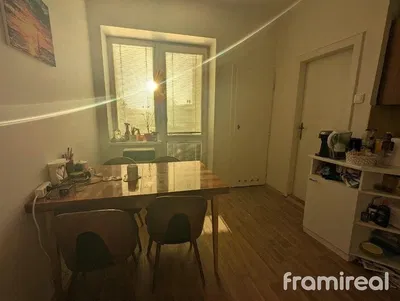 Mutfak; ahşap zemin, doğal ışık